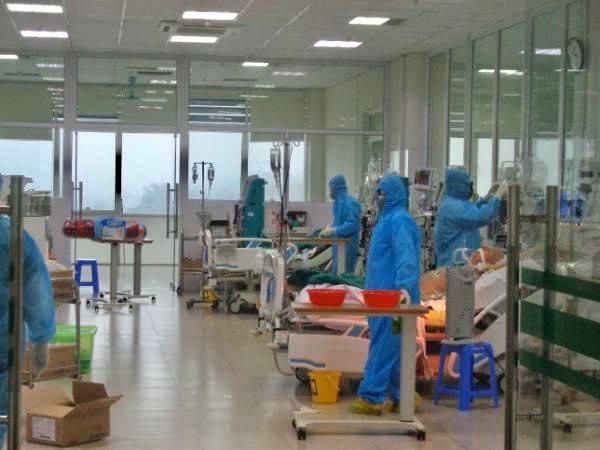 PTL 'Ở nơi tuyến đầu': Nghẹt thở đến từng giây phút với cuộc chiến giành sự sống cho bệnh nhân mắc COVID-19